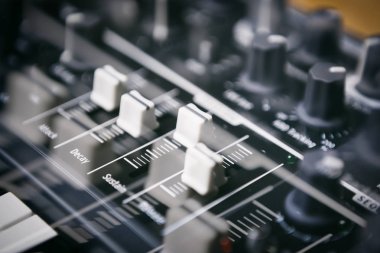 Profesyonel MIDI denetleyicisi için parti dj ve müzik yapımcısı. Oynamak ve parça ile modern ses ekipmanları remix. Fader ve regülatörleri kontrol birimi ve ses efektleri için odaklanmak