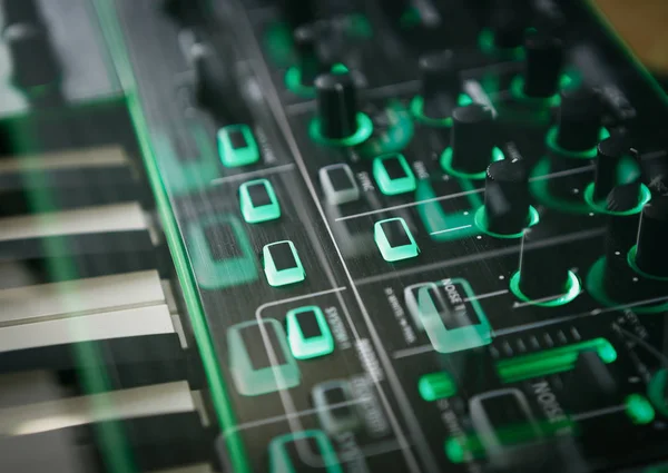 Professionell midi controller elpiano med equalizer — Stockfoto