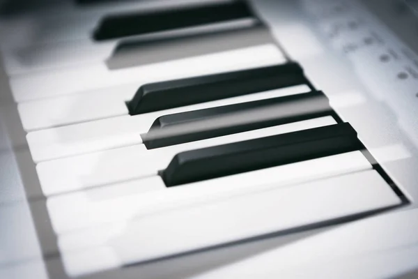 Pianino elektryczne profesjonalne midi kontroler z korektorem — Zdjęcie stockowe