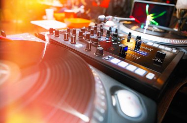 Profesyonel dj pikap vinil kayıtları oyuncu