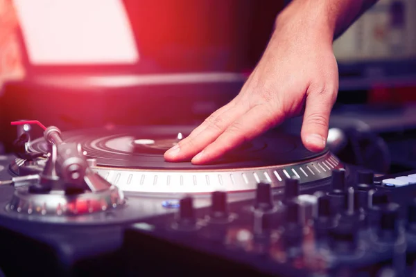 Profesyonel dj pikap vinil kayıtları oyuncu — Stok fotoğraf