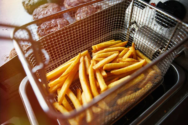Золотий картопля фрі смаження в олії на кухні — стокове фото
