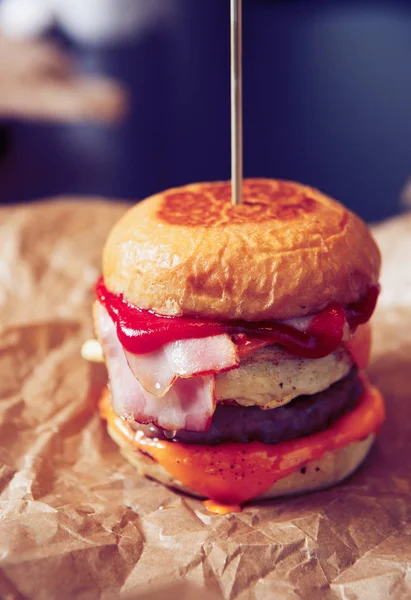 Hamburguesa en restaurante de comida rápida — Foto de Stock