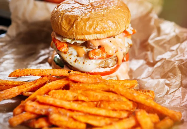 Hamburger in fast food restaurant — Stock Photo, Image