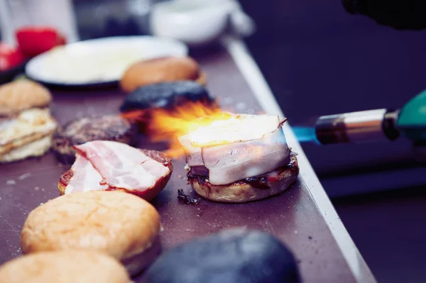 Főzés hamburgert a gyorsétterem-étterem konyha — Stock Fotó