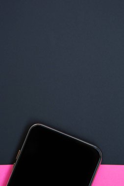 Uygulama logosu için boş ekranı olan modern akıllı telefon aygıtı