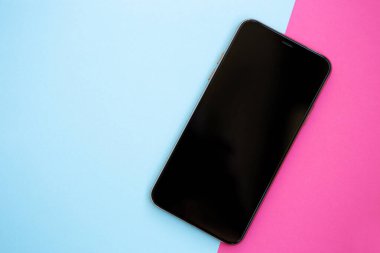 Uygulama logosu için boş ekranı olan modern akıllı telefon aygıtı