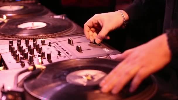 Kyiv Oktober 2019 Hip Hop Kratzt Vinylplatten Auf Analogen Plattenspielern — Stockvideo