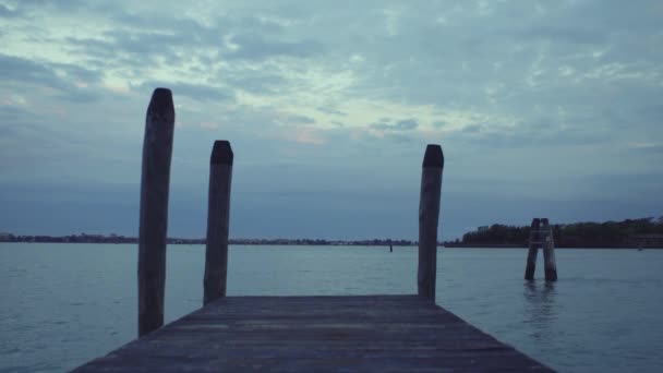 Schönen Großen Kanal Venedig Bei Blue Hour Wooden Pier Für — Stockvideo