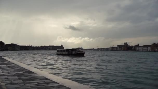 Venice Italy May 2019 Катание Пароме Венецианской Лагуне Плохая Погода — стоковое видео