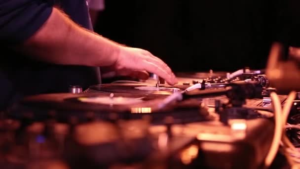 Kyiv Oktober 2019 Hip Hop Kratzt Vinylplatten Auf Analogen Plattenspielern — Stockvideo