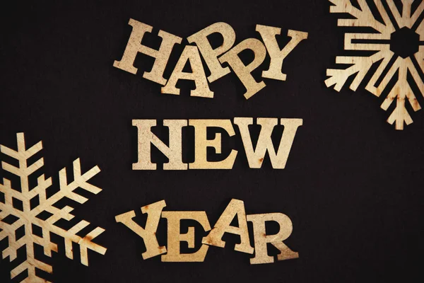 Gelukkige Nieuwjaarsaffiche Rustieke Houten Letters Sneeuwvlokken Donkerbruine Achtergrond Handgemaakt Behang — Stockfoto