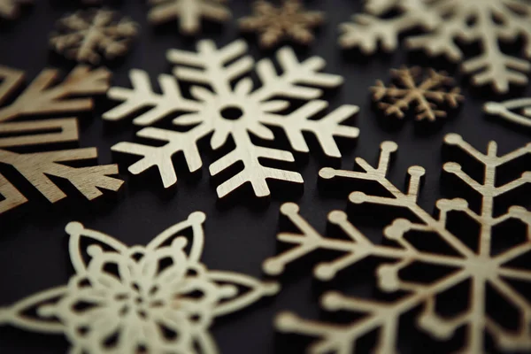 クリスマスと新年の手作りの装飾冬の休日のお祝いや家庭の装飾のための素朴な木製の雪のフレーク — ストック写真