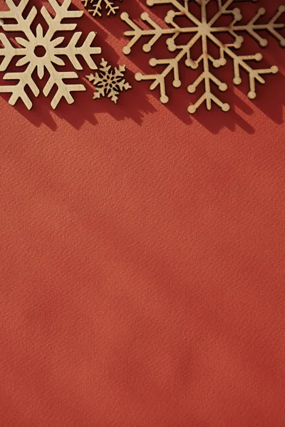 Sfondo Rosso Natale Con Spazio Vuoto Testo Fiocchi Neve Rustici — Foto Stock