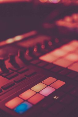 DJ Midi kontrolörü konser sahnesinde. Davul makinesini yendi.