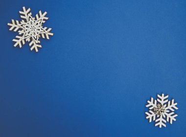 Düz bir Noel arkaplanı ve mesaj için boş bir arkaplanı vardı. El yapımı ahşap kar taneleri yukarıdan düz bir plan üzerinde çekildi. Kış tatilleri ve kutlama parti posterleri için fotokopi alanı şablonu