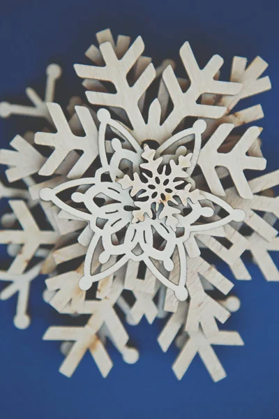 Mooie Handgemaakte Houten Sneeuwvlokken Plat Lag Blauwe Achtergrond Handgemaakte Ambachten — Stockfoto