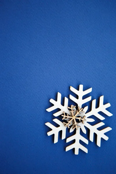 Blauwe Wintervakantie Achtergrond Platte Lay Stijl Handgemaakte Houten Sneeuwvlokken Geschoten — Stockfoto