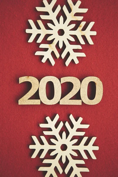 Flat Lay Kerstmis Gelukkig Nieuwjaar Rode Achtergrond Handgemaakte Houten Sneeuwvlokken — Stockfoto