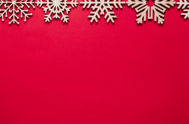 Elle yapılmış ahşap kar gölü oyuncağıyla Noel arkaplanı dümdüz yatıyordu