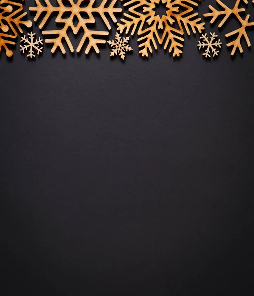 Platt låg jul bakgrund med handgjorda trä snö leksak — Stockfoto