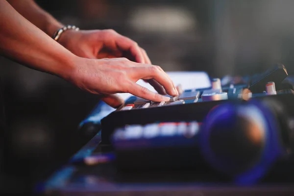 Hip hop dj παίζει νέα beats στο Midi ελεγκτή ντραμ μηχανή — Φωτογραφία Αρχείου