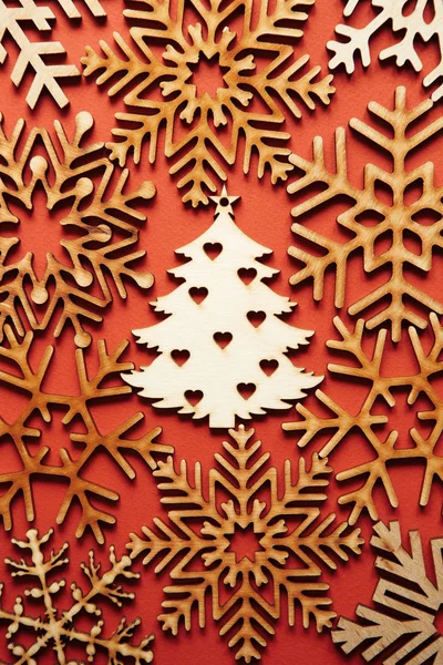 Vacanze invernali sfondo con elementi in legno fatti a mano — Foto Stock