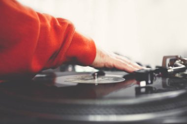 Konser DJ 'i, gece kulübünde partide hip hop müziği eşliğinde vinil plakları çiziyor. Profesyonel disk jokeyi, pikap cihazında plağı tırmalıyor. Müzisyen, sahnede popüler müzik parçalarını karıştırıyor.
