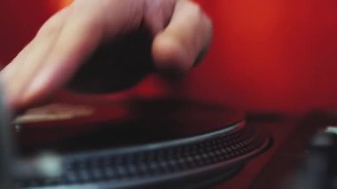 Hip hop DJ 'i vinil plakları çiziyor. Gece kulübünde rap konserinde Retro turntable çalar ve ses karıştırıcı. Profesyonel disk jokey klasik turntabeslerle plakları tırmalıyor. Müzisyenin elleri müziği karıştırıyor