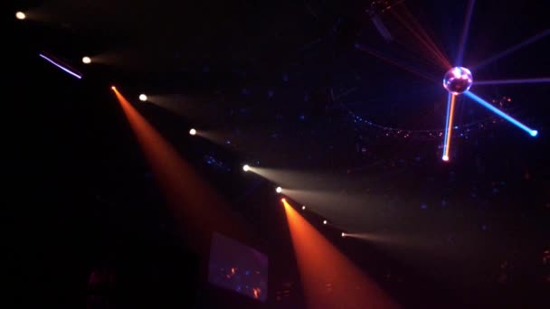 ナイトクラブのレイブパーティーでシャイニーディスコボール ナイトクラブのダンスフロアの上の明るいプロジェクターライトで輝く輝きの鏡球 — ストック動画