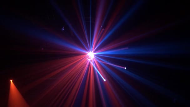 新迪斯科舞会在夜总会的狂欢派对上 在夜总会的舞池上方闪烁着光芒的镜像球 在音乐厅的音乐会上专业的舞台照明设备 — 图库视频影像