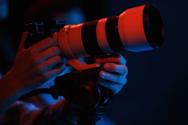 Dlsr kamera ve uzun beyaz zoom lensleri monopodun üzerine monte edilmiş uzun beyaz zoom mercekli profesyonel konser videografisi. Fotoğraf makinesi müzikle fotoğraf çekiyor. 
