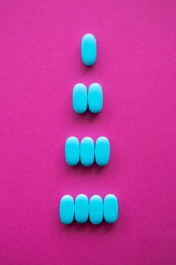 Düz zeminde duran mavi haplar sağlıklı yaşam için kimyasal vitamin hapları. Sağlıklı yaşam için yüksek kaliteli gıda takviyeleri. Tıbbi ilaçlarla hastalıkları tedavi etmek.