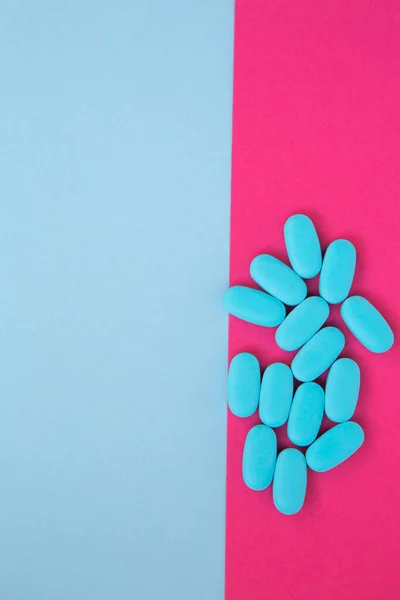 Stapel Blauwe Pillen Roze Achtergrond Platte Lay Chemische Geneesmiddelen Voor — Stockfoto