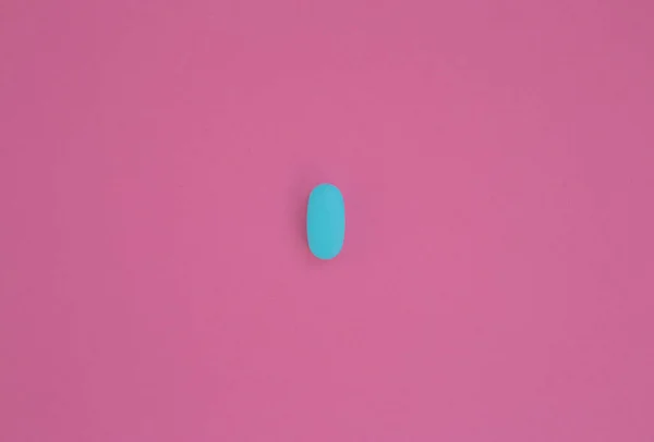 Μπλε Ιατρικό Χάπι Επίπεδη Θέσει Ροζ Φόντο Συμπλήρωμα Βιταμίνης Για — Φωτογραφία Αρχείου