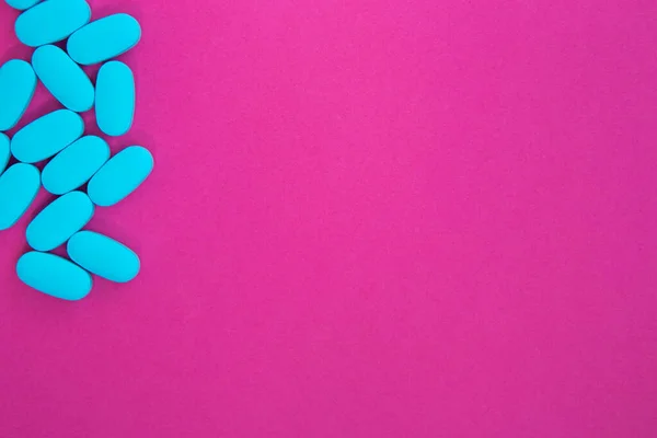 Blauwe Pillen Roze Achtergrond Platte Lay Medische Supplementen Voor Gezondheid — Stockfoto