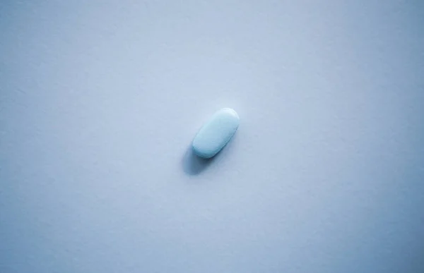 空白背景下的蓝色药丸 天然保健食品补充剂 治疗疾病的化学处方药 用药物片治疗疾病 — 图库照片