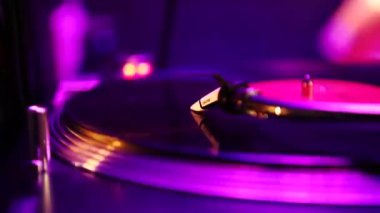  DJ vinil plağı çiziyor. Retro turntable oynatıcısı 