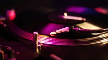  DJ vinil plağı çiziyor. Retro turntable oynatıcısı 