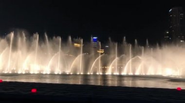 Dubai şehir merkezinde dans eden fıskiyeler