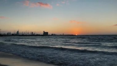 DUBAI-2FEBRUARY, 2020: Kite Beach 'te güzel bir gün batımı, Dubai' de popüler bir turizm merkezi. UAEEE 'deki Basra Körfezi kıyısında alacakaranlık.