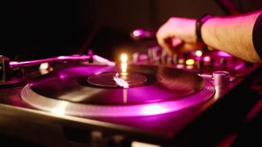  DJ vinil plağı çiziyor. Retro turntable oynatıcısı 