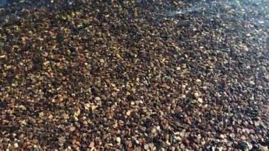 Su dalgalarında dalgalanmalar. Sabah güneşinin deniz yüzeyine yansıması.