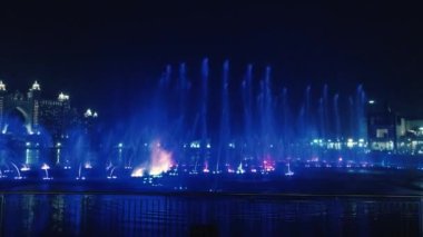 Dubai şehir merkezinde dans eden fıskiyeler