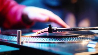  DJ vinil plağı çiziyor. Retro turntable oynatıcısı 