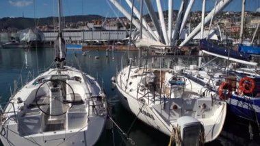 GENOVA, ITALY-1 MAYIS, 2019: Cenevre 'deki rıhtımda kiralık yat. Eski liman bölgesinde turist kiralamak için motorlu tekne ve yatlar. Genovese limanındaki su taşımacılığı