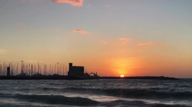 DUBAI-2FEBRUARY, 2020: Kite Beach 'te güzel bir gün batımı, Dubai' de popüler bir turizm merkezi. UAEEE 'deki Basra Körfezi kıyısında alacakaranlık.