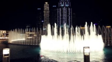 Dubai şehir merkezinde dans eden fıskiyeler