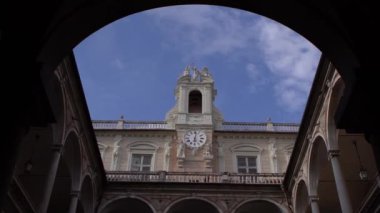 GENOVA, ITALY-1 Mayıs 2019: Cenova, İtalya sokaklarında kulesi ve saatleri olan antik İtalyan binası