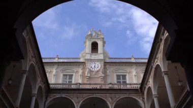 GENOVA, ITALY-1 Mayıs 2019: Cenova, İtalya sokaklarında kulesi ve saatleri olan antik İtalyan binası